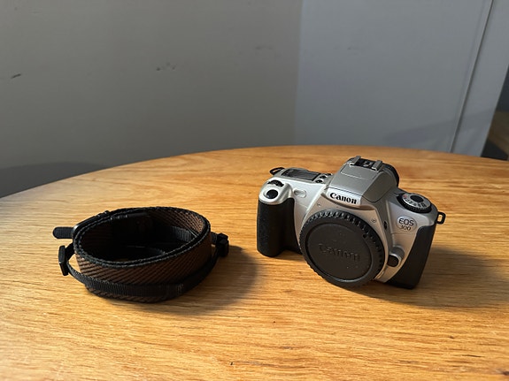 Canon EOS 300 filmijärjestelmäkamera