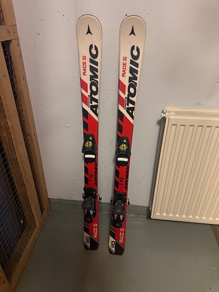 Atomic Race 5 Jr laskettelusukset 110cm + Monot 21,5cm (~EU 35) + Sauvat 80cm