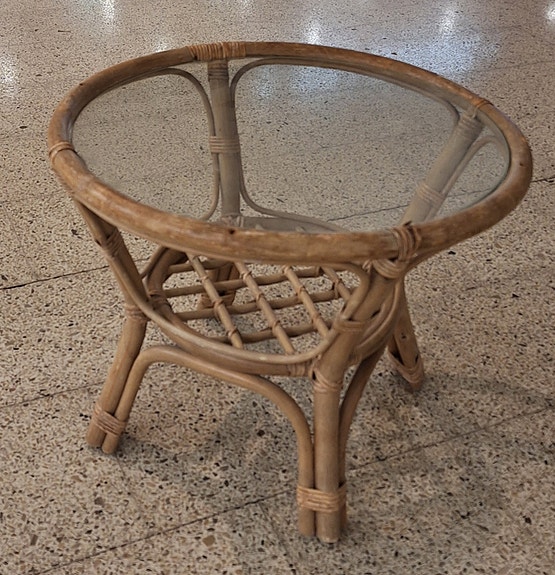 Vintage rottinkinen pöytä lasikannella