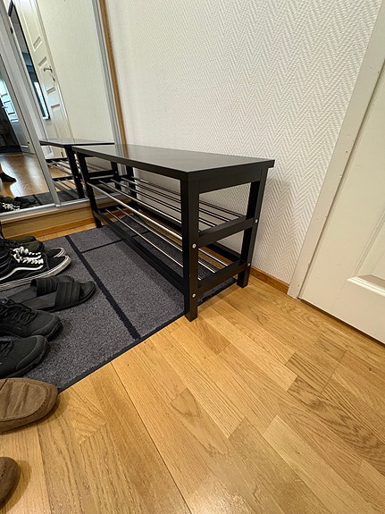 IKEA TJUSIG kenkäteline penkillä musta