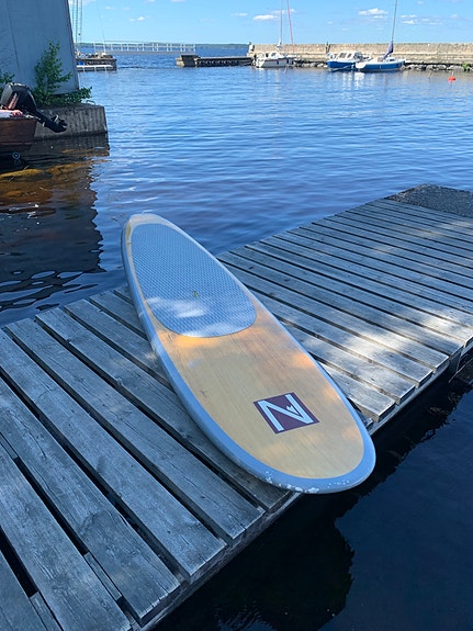 Kova (ei ilmatäytteinen) SUP-lauta ja mela