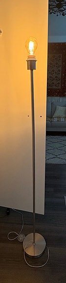 Jalkalamppu, varjostin puuttuu