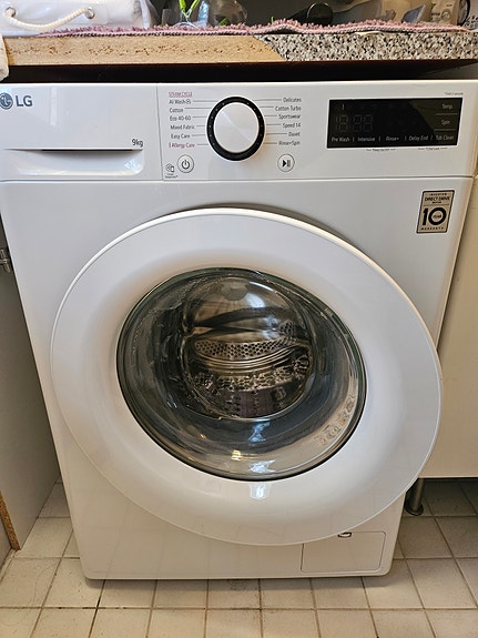 LG edestä täytettävä pesukone valkoinen