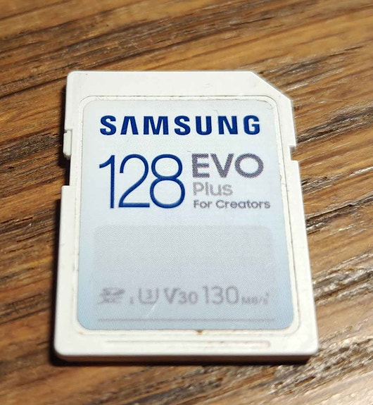 Samsung 128GB EVO Plus UHS-I SD Muistikortti (130MB/s luku- ja kirjoitusnopeus)