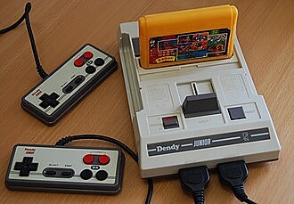Dendy vanha pelikonsoli