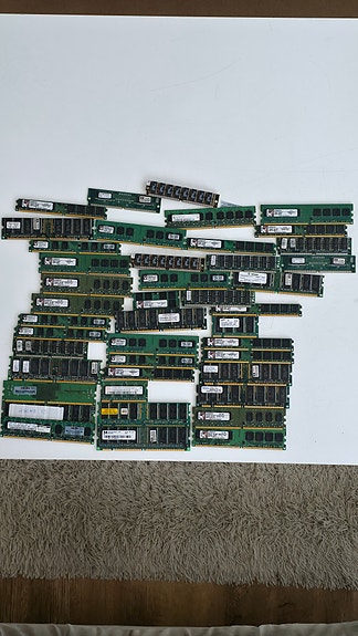 Iso erä vanhaa RAM-muistia — SDRAM, EDO ja DDR, retro/keräilytavaraa