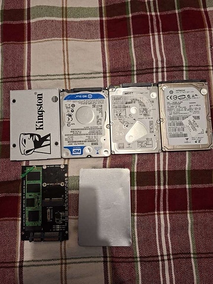 Kingston 120GB SSD + useita 2,5" kovalevyjä