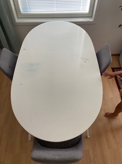 3 tuolia ja ruokailupöytä