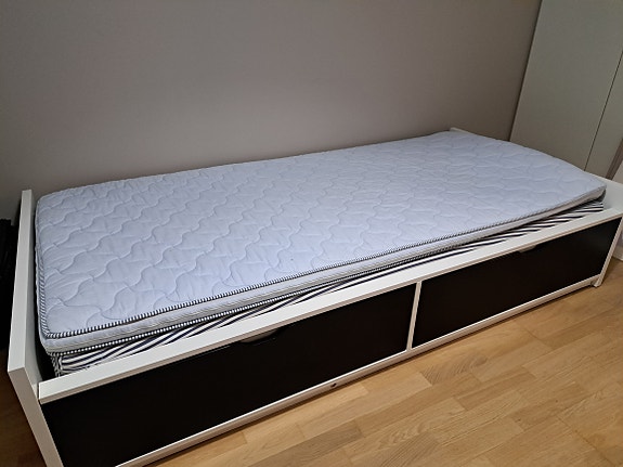 Sänky laatikostoilla 90cm