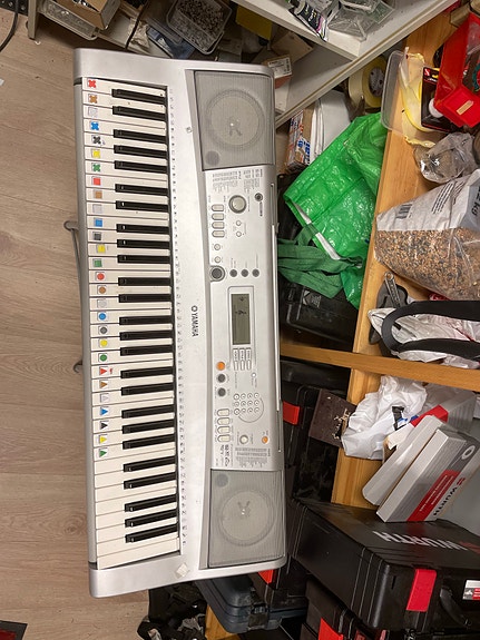 Yamaha kosketinsoitin harmaa