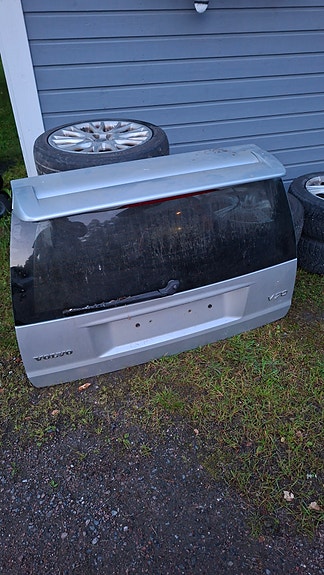 Volvo V70 mk2 facelift takakontti ja spoileri