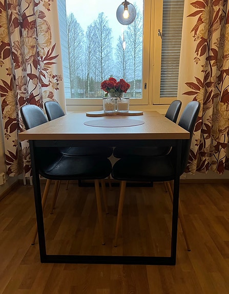 Ruokapöytä + 4 tuolia, tammi/musta