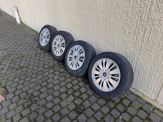 Ford Focus Kesärenkaat Peltivanteilla pölykapseleilla 16”