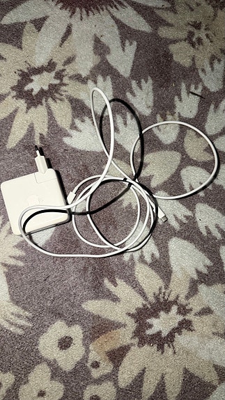 Apple laturit ja kaapelit läppärille