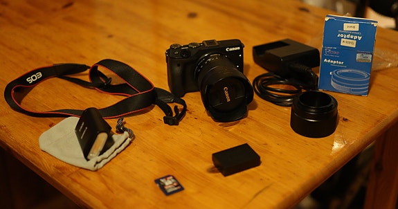 Canon M3 / 18-55mm / Speedlite salama / Teleskooppiadapteri / 8GB Muistikortti