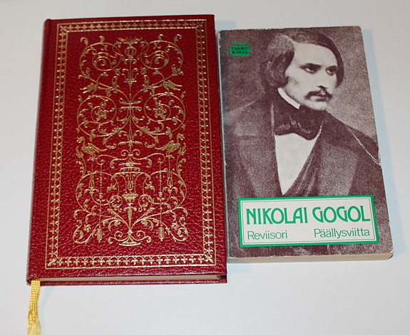 Nikolai Gogol - Kuolleet sielut & Reviisori, Päällysviitta