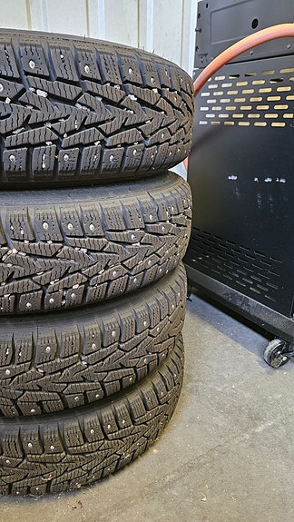 Nokian nastarenkaat peltivanteilla