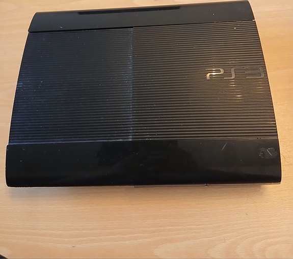 Sony PlayStation 3 -pelikonsoli ja SingStar-mikrofonit