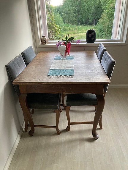 Rokokoo-tyylinen ruokailuryhmä, pöytä + 4 samettituolia