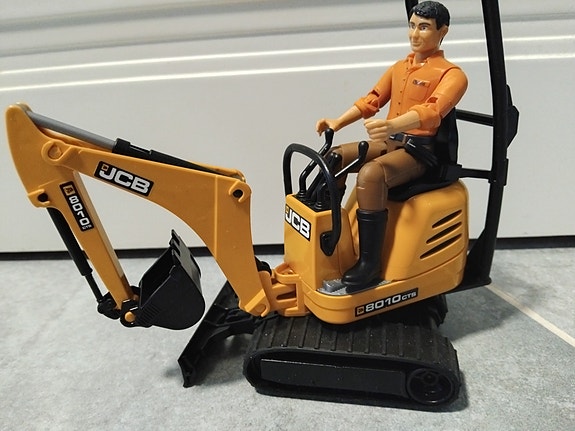 Bruder JCB 8010 CTS kaivinkone ja kuljettaja