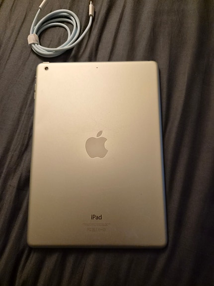 Hyväkuntoinen iPad (opiskeluun / surffailuun) + suojakuori ja kaapeli