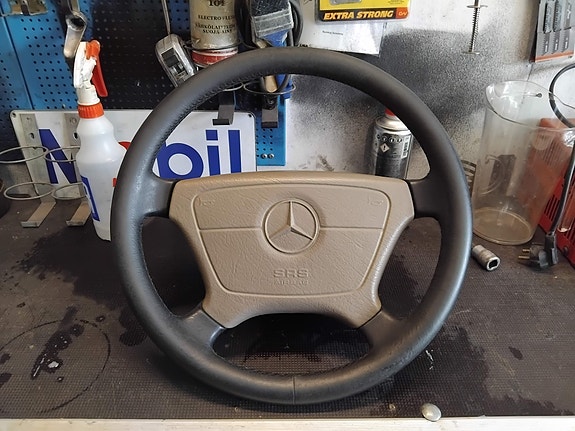 W210 nahkaratti