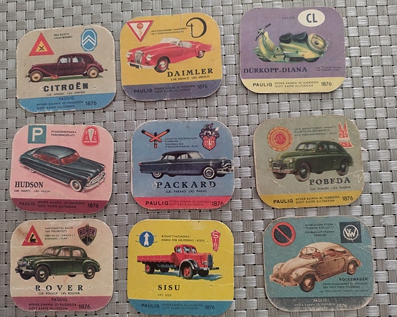 Paulig 50-luvun kahvipaketeissa olleita auton kuvia.