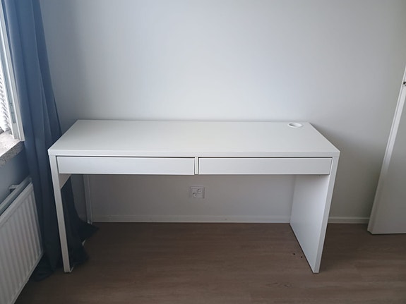 Valkoinen työpöytä