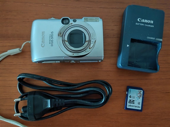 Canon Digital IXUS 970 IS -digikamera tarvikkeineen