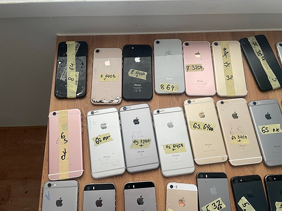 Myydään suuri erä iPhone-puhelimia varaosiksi tai kunnostettavaksi.