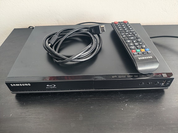 Samsung DVD & BLUERAY SOITIN