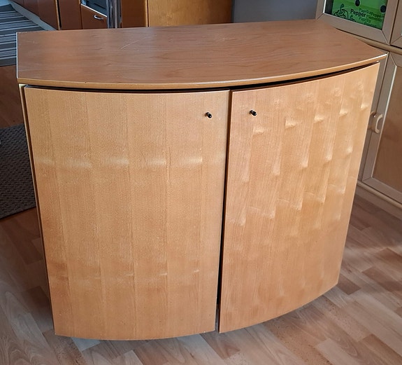 Kirsikanvärinen senkki / kaappi