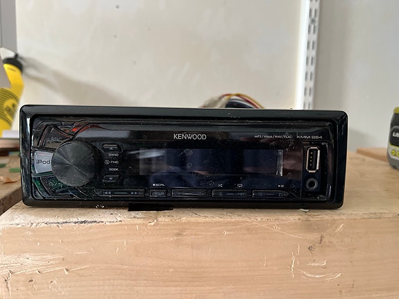 Kenwood KMM-264 autosoitin USB