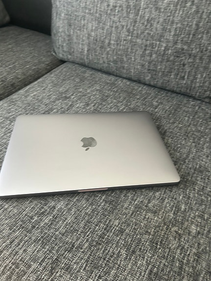 MacBook Pro 13” (2017) i5 / 8GB / 256GB