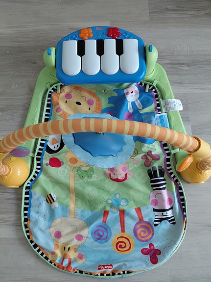 Fisher-Price leikkimatto pianolla ja kaarella vauvalle