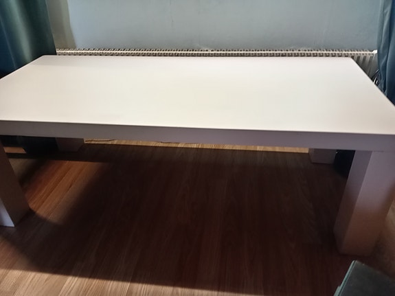 Puinen pöytä