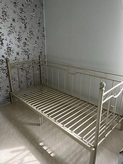 Metallinen levitettävä sohvasänky