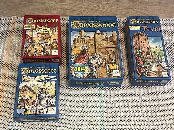 Carcassonne -lautapeli ja kolme lisäosaa