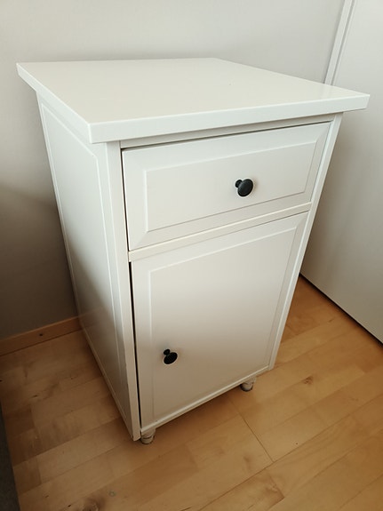 Ikea yöpöytä