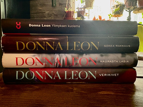 Donna Leon Guido Brunetti -dekkaripaketti, 4 kirjaa suomeksi
