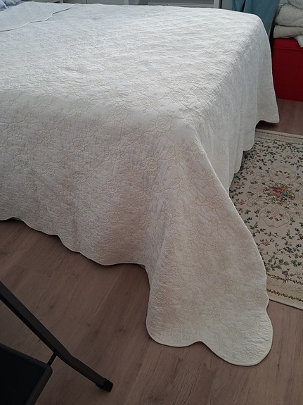 Valkoinen parisängynpeite