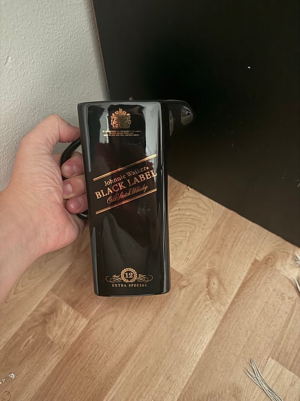 Johnnie Walker Black Label -viskibrändin keraaminen kannu