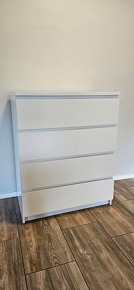 Valkoinen Malm lipasto 4 laatikolla VARATTU