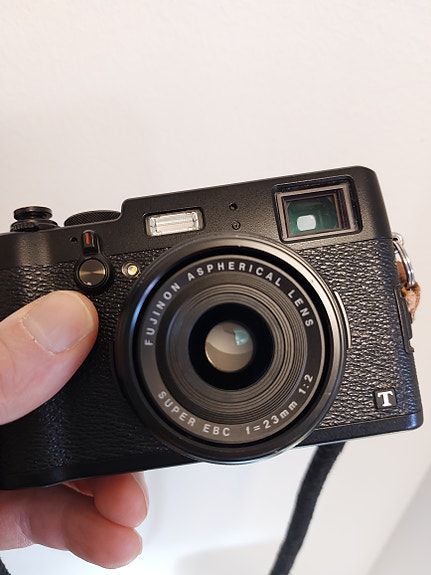 Fujifilm X100T digikamera nahkasuojalla ja Fujinon TCL-X1002 telelisälinssi