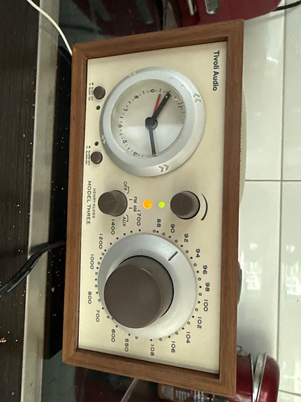 Tivoli Audio Model three kelloradio