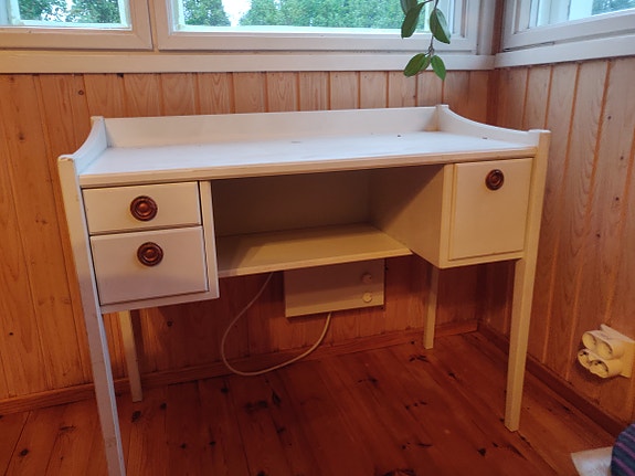 Pieni kirjoituspöytä