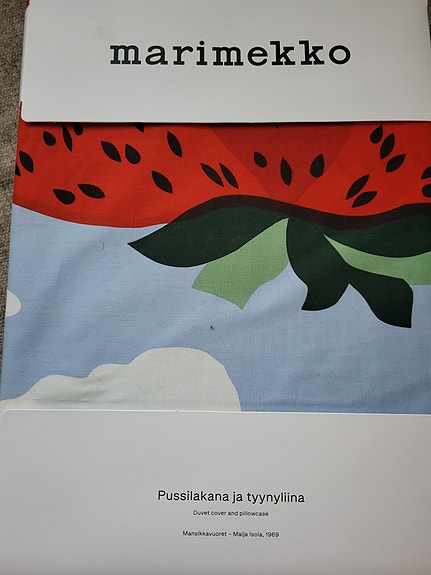 Marimekko pussilakana ja tyynyliina mansikkakuosilla
