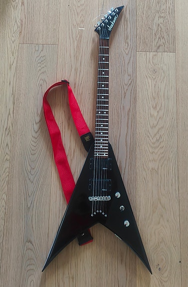 Upea Jackson JS30 King V ja laukku