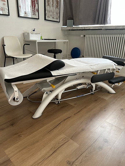 Lojer Capre F5 hoitopöytä musta/valk sähkökäyttöinen