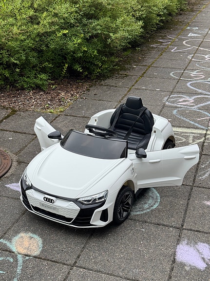 Lasten sähköauto audi
